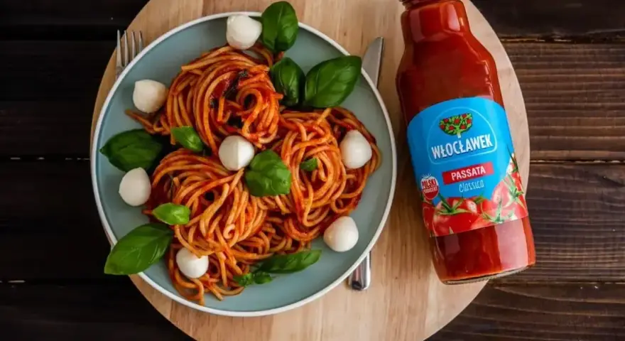 Spaghetti z kulkami mozzarelli i bazylią, polane sosem pomidorowym z butelki passaty pomidorowej Włocławek.