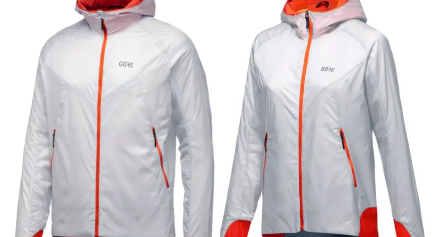 Zwei leichte, weiße Laufjacken mit orangefarbenen Reißverschlüssen und Akzenten. Perfekt für jedes Wetter dank GORE-TEX INFINIUM.