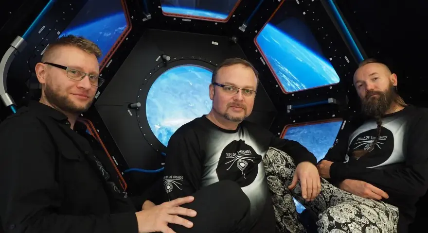 Rafał Iwański i dwaj koledzy w symulatorze kosmicznym.