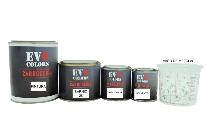 Latas de pintura bicomponente para carrocería: pintura, barniz 2K, catalizador y solvente, junto a un vaso de mezclas.