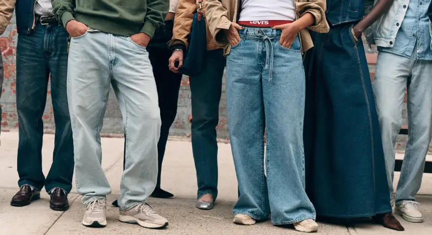Persone con jeans larghi, che rappresentano il **loose fit significato** di comodità e stile rilassato.