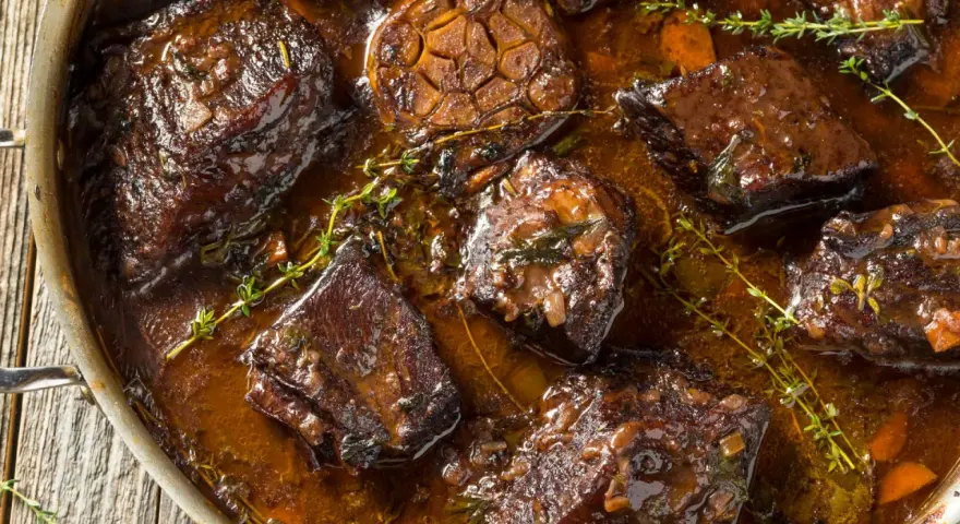 Succulenta carne in umido, tenera e saporita, cotta lentamente in un ricco sugo con aglio e erbe aromatiche.
