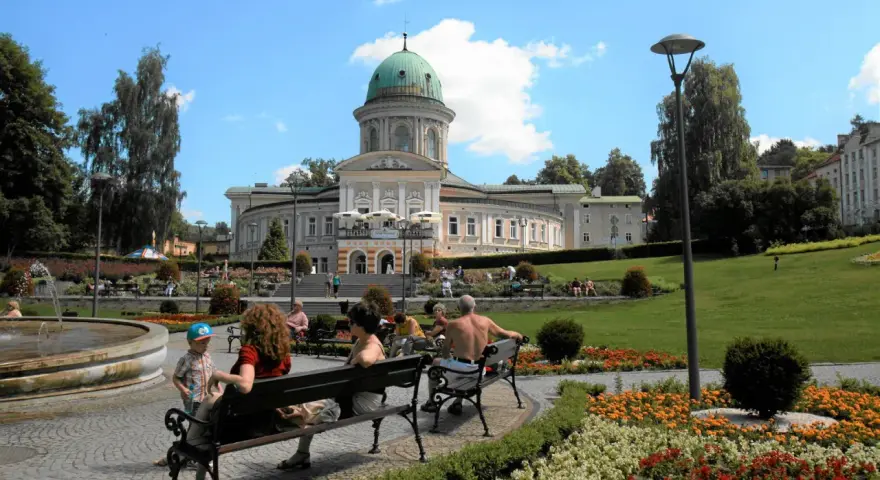 Park zdrojowy z pijalnią wód, idealne miejsce dla szukających najlepszych sanatoriów w Polsce.