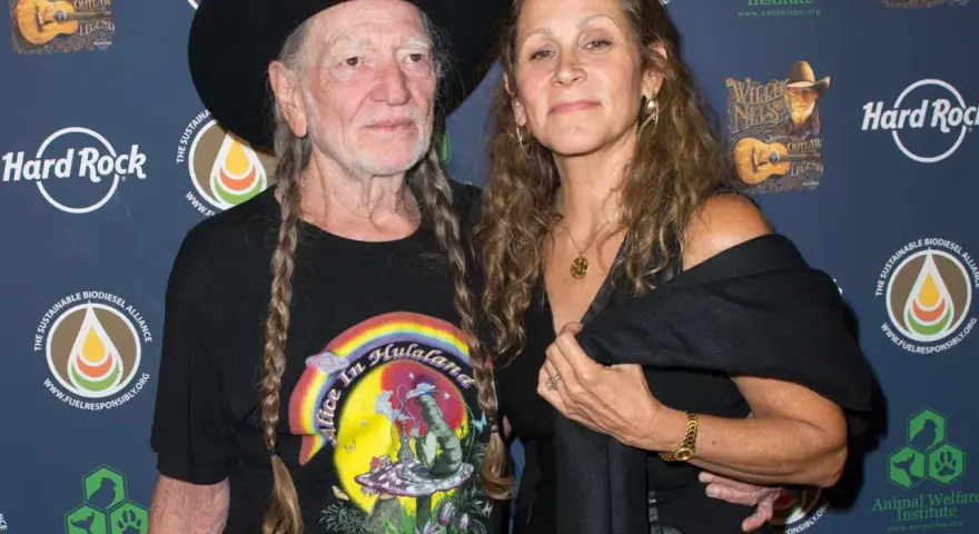 Willie Nelson z żoną Annie D'Angelo pozują do zdjęcia.