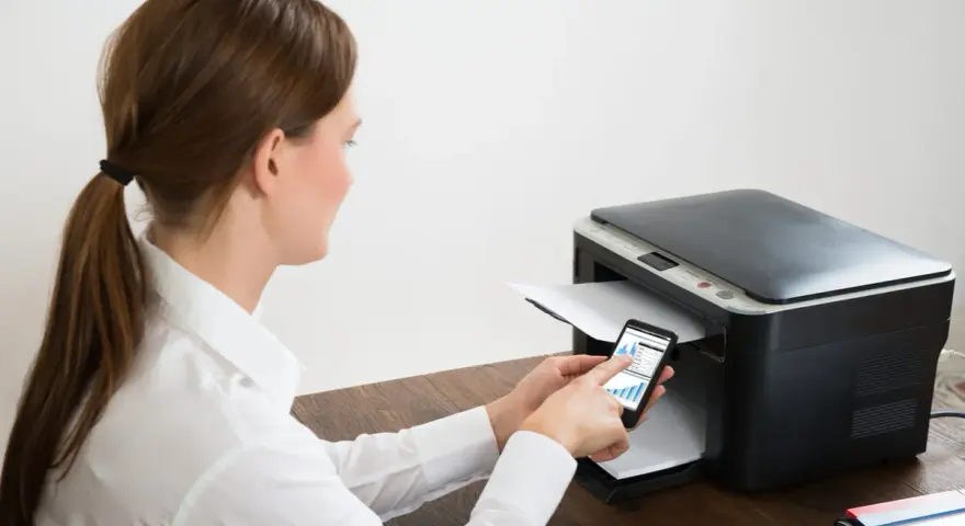 Frau verbindet Epson Drucker mit WLAN über ihr Smartphone.