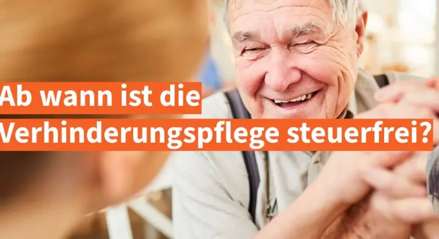 Ein lachender älterer Mann hält Hände. Text fragt: "Ab wann ist die Verhinderungspflege steuerfrei?".
