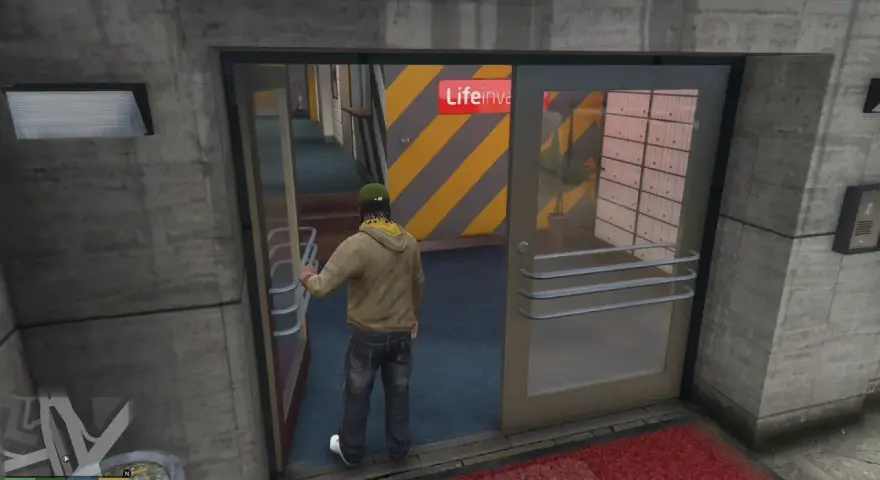 Gracz wchodzi do budynku, gdzie może wpisać komendy GTA RP. W tle widać logo "Lifeinvader".