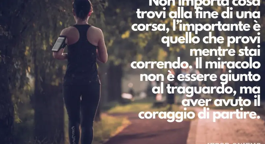 Donna corre su un sentiero. Frasi sulla corsa: "Il miracolo non è essere giunto al traguardo, ma aver avuto il coraggio di partire." - Jesse Owens.
