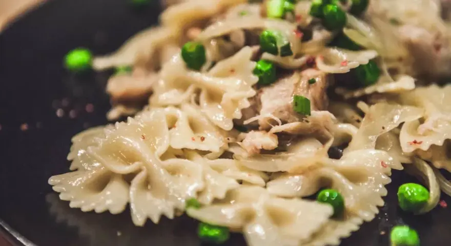 Makaron farfalle z groszkiem i kurczakiem. Czy to lewiatan makaron vs makaron premium? Wygląda pysznie!