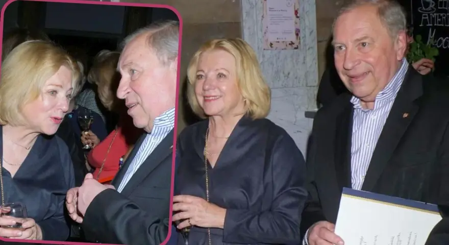 Barbara Stuhr w rozmowie z mężczyzną, oboje z kieliszkami w dłoniach.