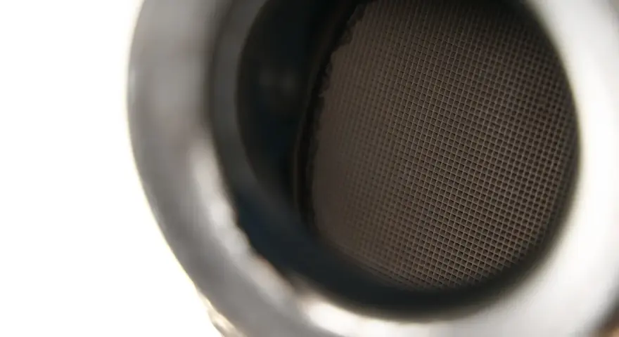 Wnętrze filtra DPF, co to jest? Widok na siatkowaną strukturę ceramiczną, która zatrzymuje cząstki sadzy.