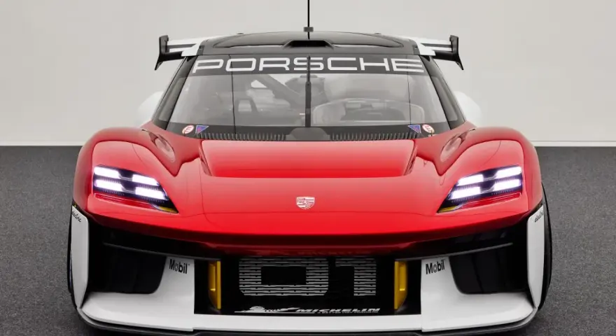Czerwony samochód wyścigowy Porsche Mission R z białymi akcentami i logo Porsche.