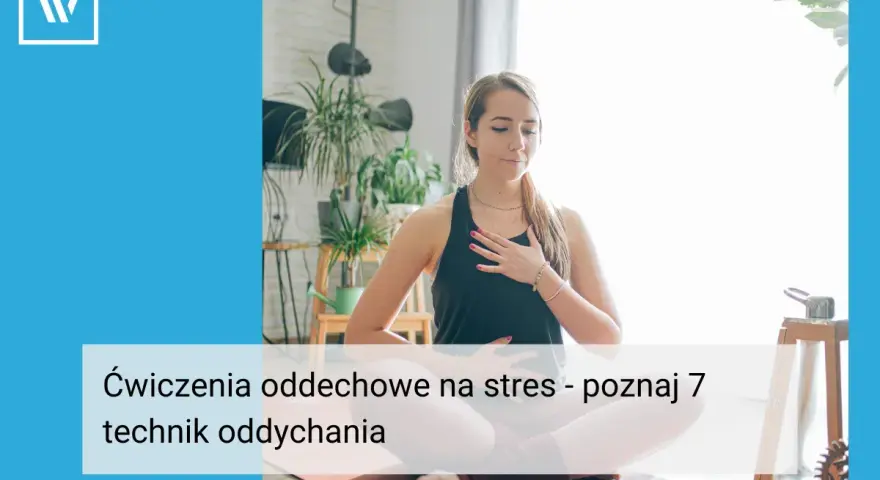 Kobieta w pozycji lotosu ćwiczy oddechowe techniki na stres. Dłonie na klatce piersiowej i brzuchu.
