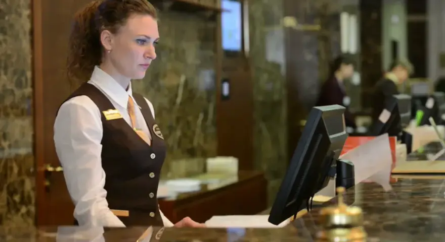 Ile godzin pracuje recepcjonistka w hotelu? Zaskakujące fakty!