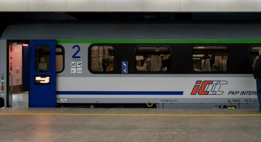 Senior w PKP: Zniżki 30% i 37% uniknij błędów!