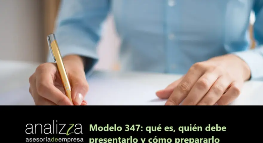 Manos escribiendo en un documento. El texto indica "Modelo 347: qué es, quién debe presentarlo y cómo prepararlo".