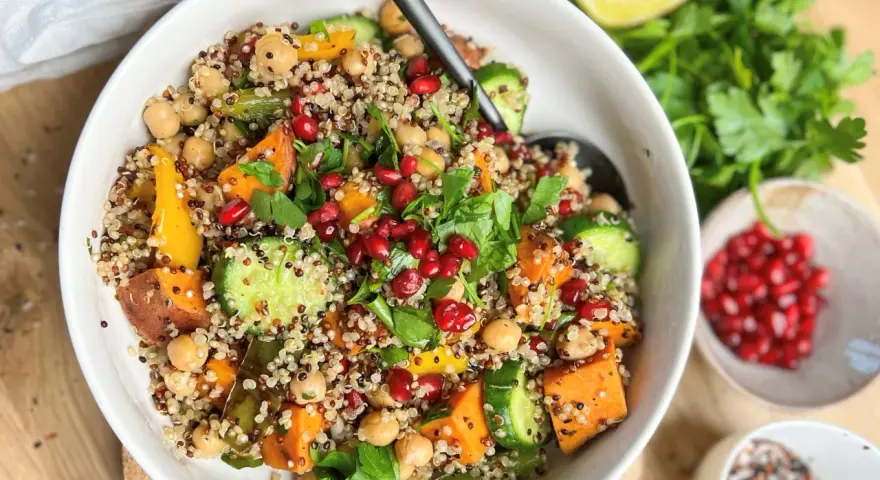 Bunter Quinoa-Salat mit Kichererbsen, Süßkartoffeln und Granatapfelkernen – eine köstliche Inspiration für proteinreiche Rezepte.