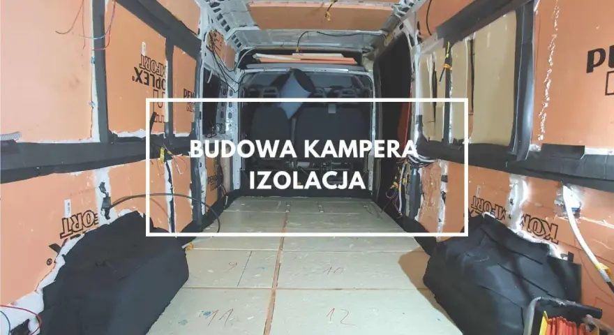 Wnętrze kampera w trakcie budowy, widoczna izolacja ścian i podłogi. Prace nad izolacją kampera postępują.