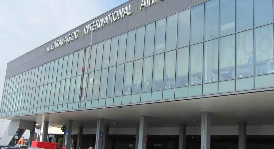 L'aeroporto Il Caravaggio di Milano Bergamo, con la sua facciata moderna in vetro, accoglie i viaggiatori.