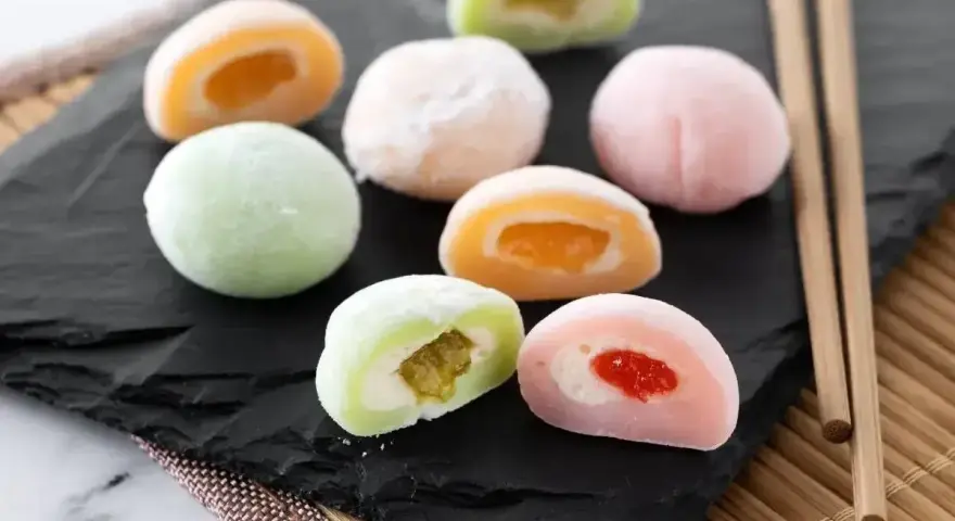 Kolorowe mochi z nadzieniem owocowym. Idealny mochi przepis na deser.