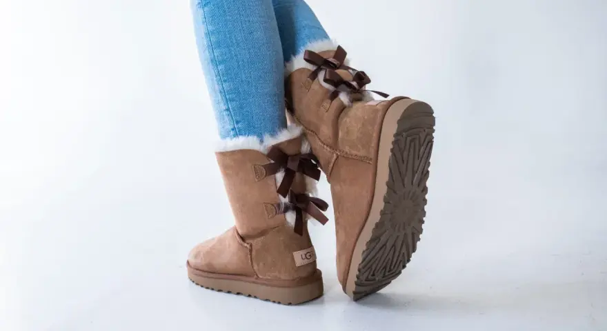 Brązowe kozaki UGG z kokardkami, idealne na zimę. Zastanawiasz się, ugg jaki rozmiar wybrać?
