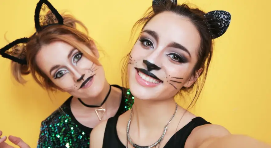 Due amiche con trucchi da gatto per Carnevale, un'idea per trucchi carnevale facili e veloci.