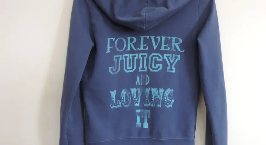 Granatowa bluza Juicy Couture z napisem "FOREVER JUICY AND LOVING IT" w turkusowym kolorze.