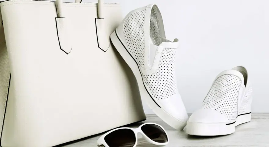Borsa bianca e scarpe bianche traforate, un abbinamento perfetto. Gli occhiali da sole completano il look.