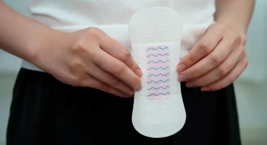 Delikatna podpaska z niebieskimi falami, symbolizująca plamienie implantacyjne.