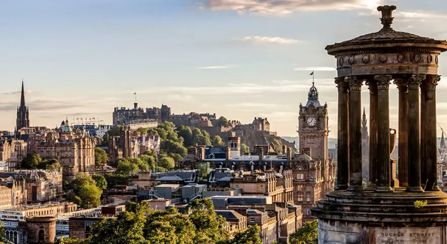 Panoramica di Edimburgo: castello, guglia e monumento. Ideale per scoprire cosa vedere in 3 giorni.