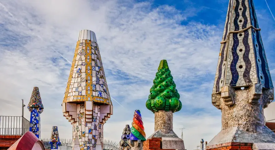 Kolorowe kominy na dachu Casa Batlló to jeden z punktów, które warto zobaczyć w Barcelonie. Ich mozaikowe zdobienia zachwycają.