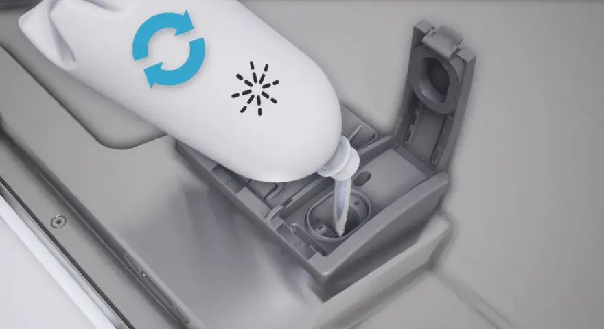 Flasche mit Pfeilsymbol für das Bosch Maschinenpflege Programm wird in einen Behälter geleert.