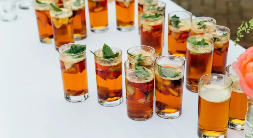 Szklanki z orzeźwiającym napojem i owocami, idealne co zamiast drink baru na letnim przyjęciu.
