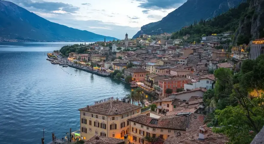 Vacker vy över en stad vid en sjö i norra Italien. Tänk att **camping norra Italien** här skulle vara drömmen!