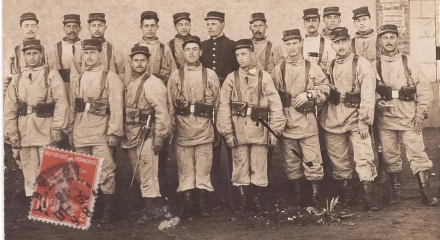 Groupe de soldats français en uniforme, possiblement en recherche d'un ancien combattant de la guerre 14-18. Ils portent des équipements militaires et des casquettes.
