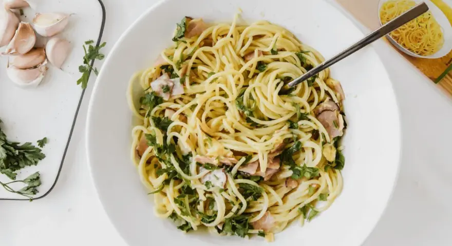 Spaghetti Carbonara kcal: Cała prawda i lżejsze przepisy