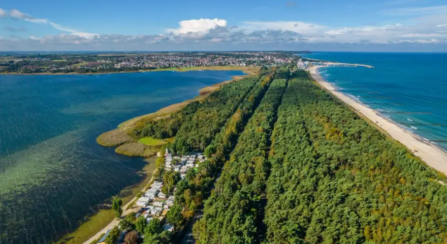 Półwysep Helski widziany z lotu ptaka: las sosnowy, kemping, zatoka i plaża nad Bałtykiem.