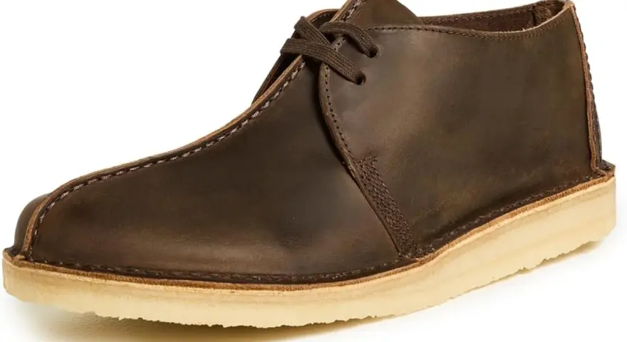 Scarpa desert boot in pelle marrone scuro, con lacci e suola in para. I clarks come calzano sono un classico intramontabile.
