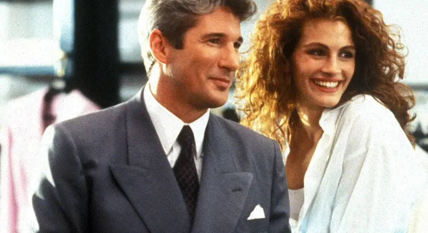 Richard Gere e Julia Roberts, icone delle commedie romantiche anni 90, in un momento di gioia.
