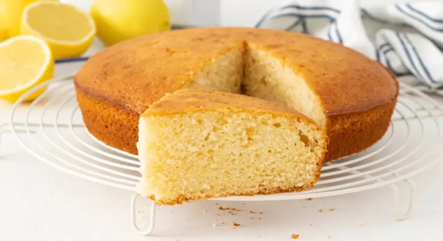 Bizcocho de limón esponjoso, listo para disfrutar. Una deliciosa receta que te encantará.