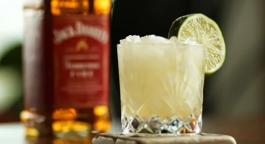 Orzeźwiający drink z Jack Daniel's, lodem i plasterkiem limonki. Idealny na wieczór.
