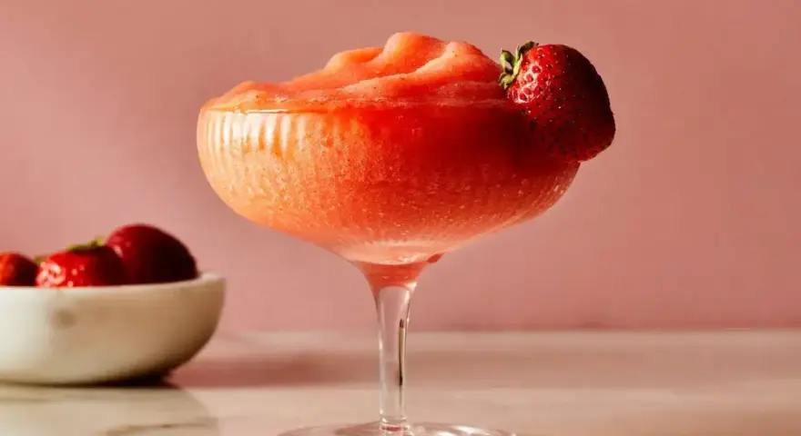 Klasyczne Daiquiri kontra Frozen Daiquiri: orzeźwiający, mrożony koktajl z truskawkami, idealny na upalne dni.
