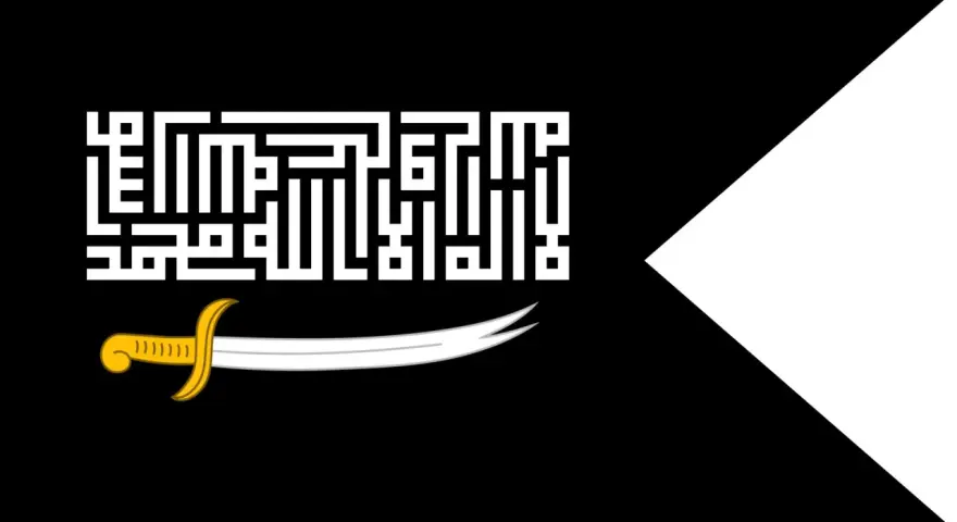 Czarna flaga z białym napisem w stylu Kufi i zakrzywionym mieczem. To flaga Arabii, symbolizująca siłę i wiarę.