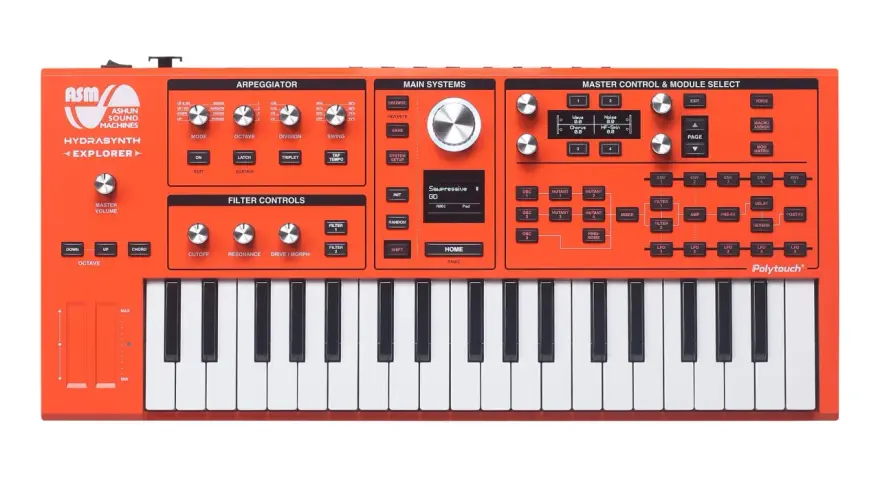 Pomarańczowy syntezator ASM Hydrasynth Explorer z klawiaturą i licznymi pokrętłami i przyciskami do tworzenia dźwięków.