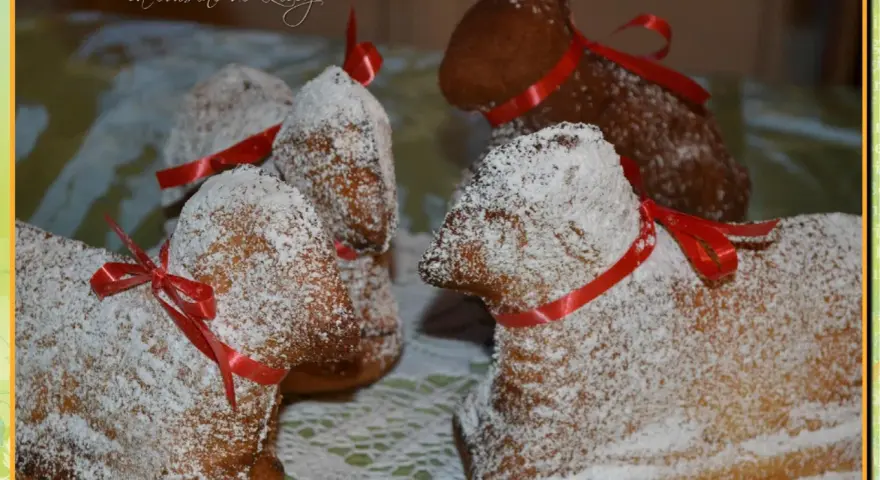 Lamala de Pâques, une recette de grand-mère pour un dessert festif. Ces agneaux en gâteau, saupoudrés de sucre glace et ornés de rubans rouges, évoquent la tradition.