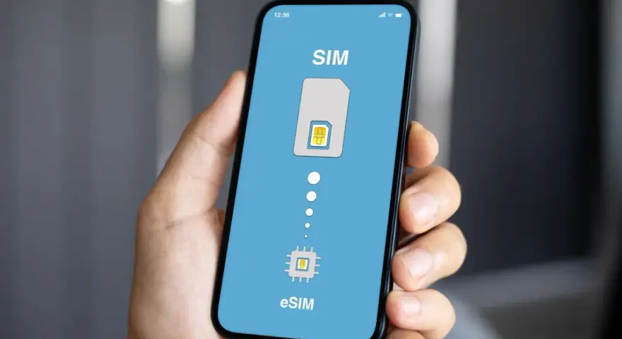 Chcesz wiedzieć, jak ustawić telefon w Turcji? Ekran smartfona pokazuje opcje SIM i eSIM, kluczowe dla łączności za granicą.