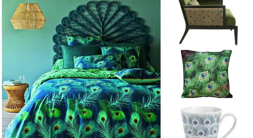 Décoration intérieure aux motifs de plume de paon : literie, coussins, fauteuil et mug.