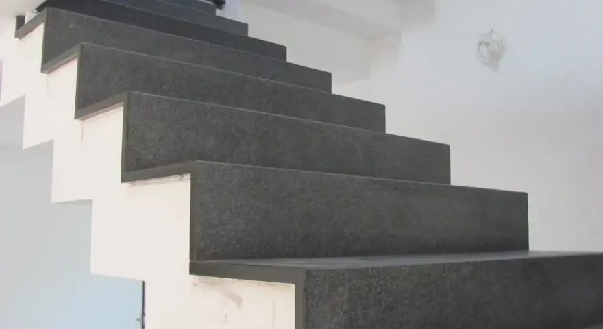 Jak wykonać schody z betonu architektonicznego - uniknij najczęstszych błędów