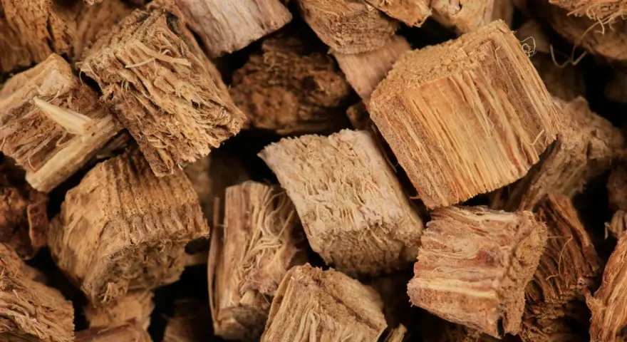 Kudzu na co? Suszone, pokrojone korzenie kudzu, bogate w błonnik, gotowe do użycia w kuchni lub medycynie.
