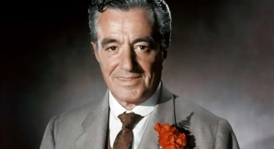 Ritratto di Vittorio De Sica, con un fiore rosso all'occhiello, forse la sua ultima apparizione pubblica.